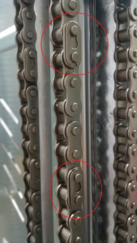 The chain-break clips are circled in red