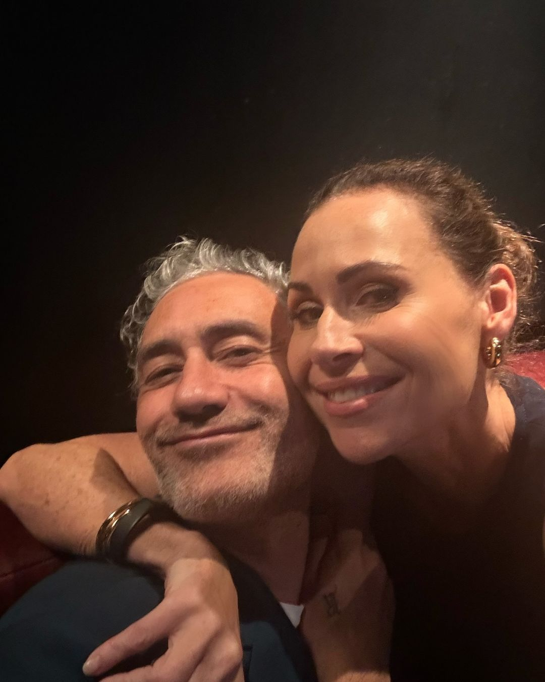 Picture of Taika Waititi and Minnie driver taking a selfie