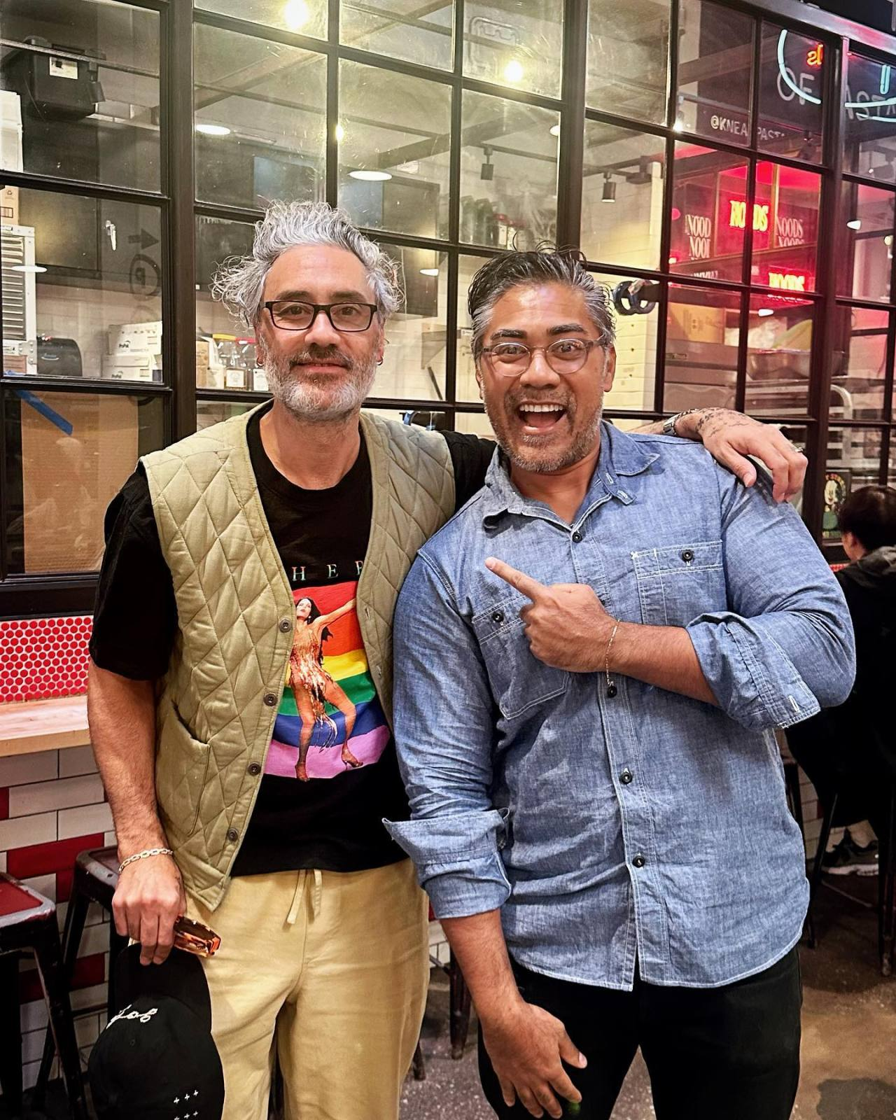 Picture of Conroy Gibson smiling and pointing at Taika Waititi