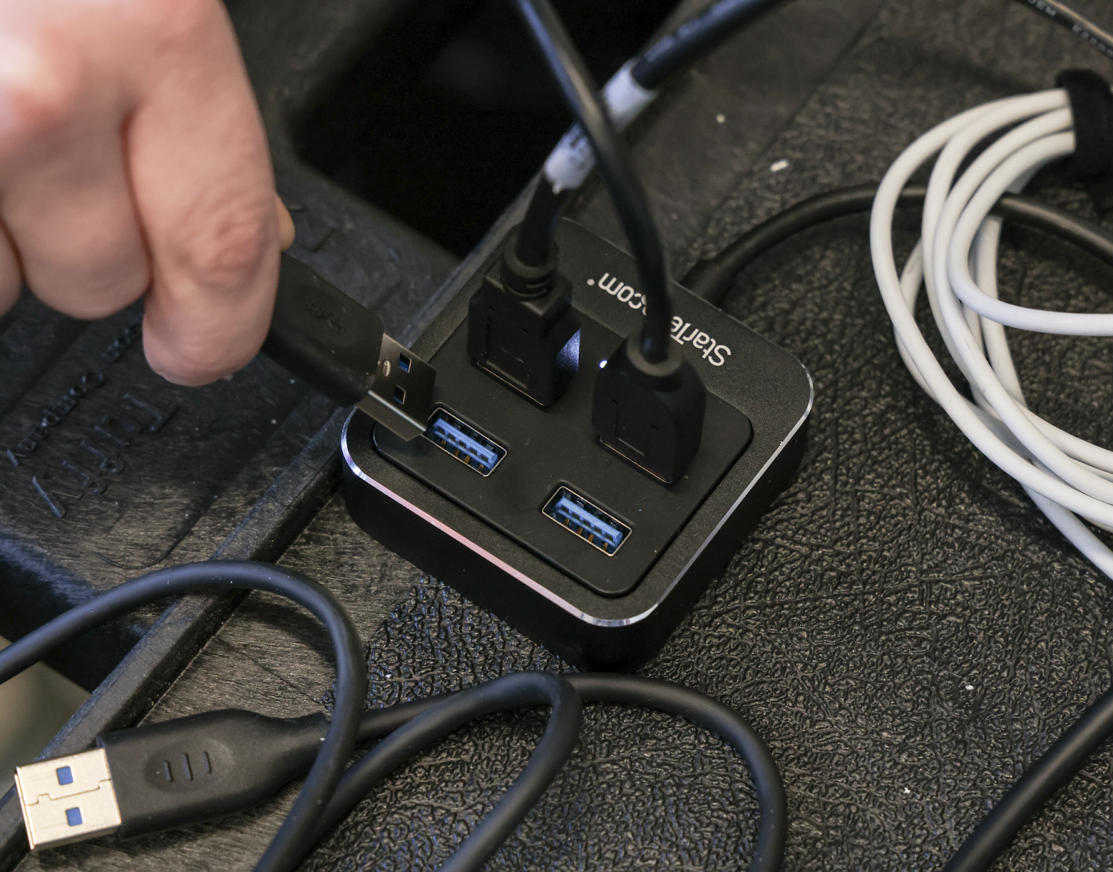 Inserting the cable to the USB hub.